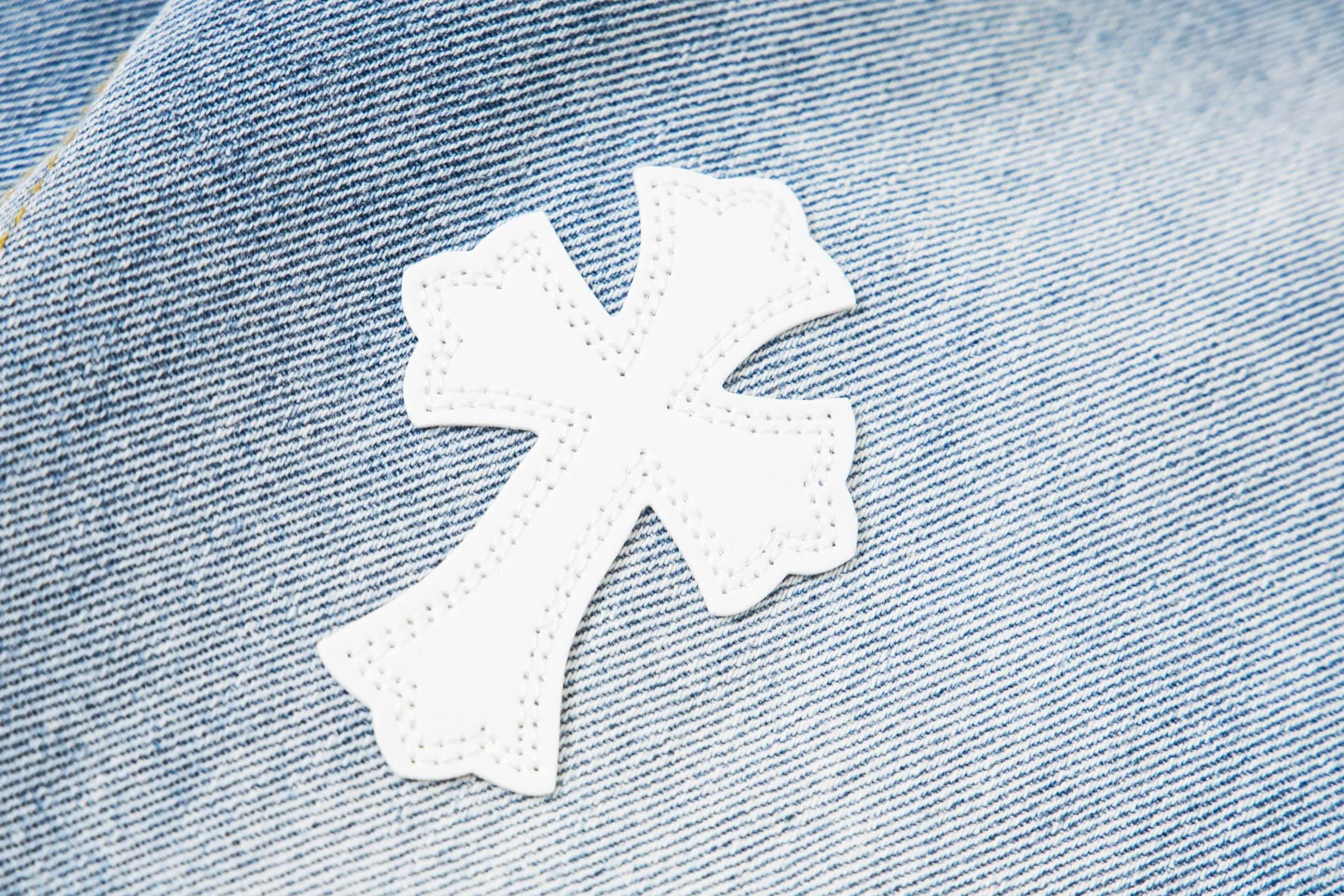 P240 Chrome Hearts light blue, black and white multi-quick leather couple jeans are a hot item this season and are sought after by countless celebrities and fashionistas. The neat details of the cutting process add color to the playful fashion! The neat and meticulous design, and the well-fitting structure is unique. The upper body not only has outstanding recognition, but also looks younger and younger. A style with the ultimate wearing meaning and performance, gorgeous color matching, and the craftsmanship of this style is also extremely extraordinary. After the finished product is washed, it is disassembled and hand-made with sheepskin cross leather and then spliced ​​together to complete. The whole piece has too many craftsmanship to describe. It is decorated with patchwork cross flowers and high-waisted washed jeans! ! Absolutely high-end luxury product, a god-level single product, a super popular product, made by top heavy industry, a magic weapon that cannot be missed. Style number: 1830# Size: 28 30 32 34 36 Color: light blue